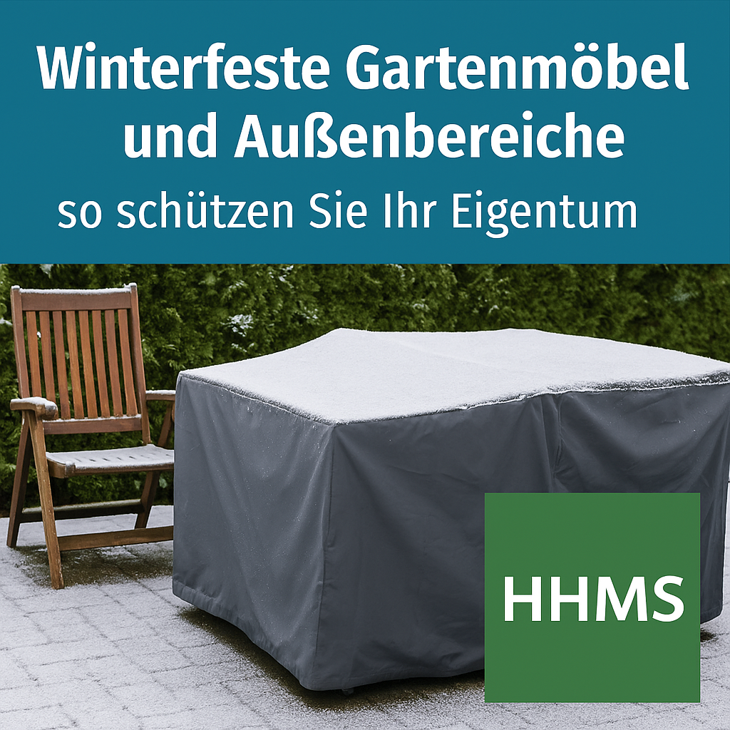 Winterabgedeckte Gartenmöbel auf Terrasse – Tipps zum Schutz von Außenbereichen im Winter. HHMS Logo unten rechts.